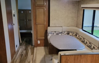 MoJo's 2018 Coachmen Freedom Express 29SE Sleeps 9