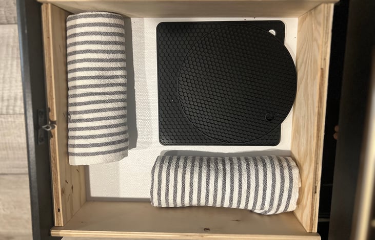 Kitchen towels & additional heat pads are included as well.