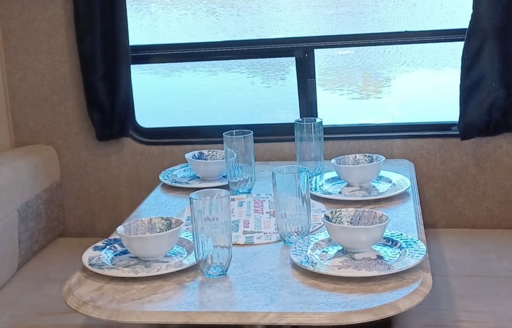 Dinnet and supplied dishes.