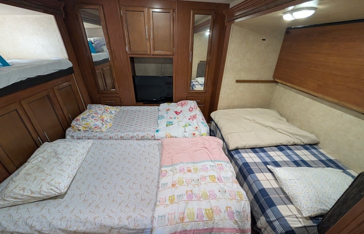 Bunk room with 2 twin air mattresses available for use as well.