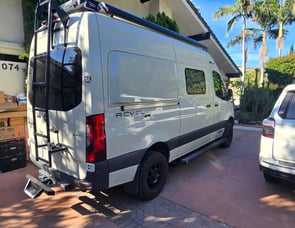 Winnebago Revel 44E