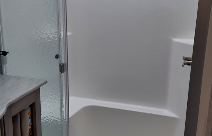 large shower . Tall people no problem