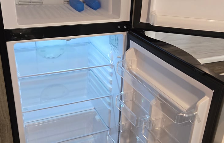 Replace dual power fridge that was 6.7 cubic feet with a 12 volt fridge that has 10 cubic feet! Lots of space for all your goodies drinks and food.