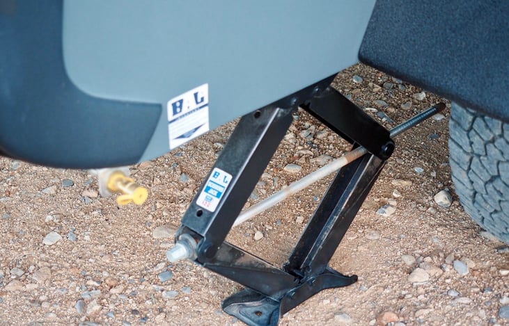 Stabilizing / leveling jacks on left and right side of the Bean