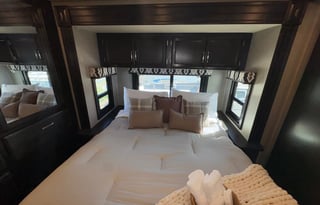 Rare King Bed | Auto Leveling | Easy to Drive