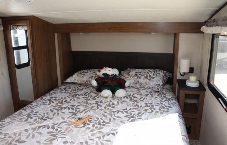 Main bedroom, queen bed.