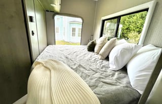 Modern RV – Pet Friendly, Easy, & Road-Trip Ready!