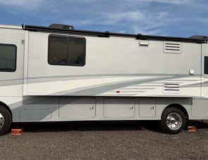 Winnebago Adventurer 33C