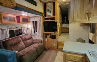 LARGE renovated 5th wheel 2 bdrm w. delivery