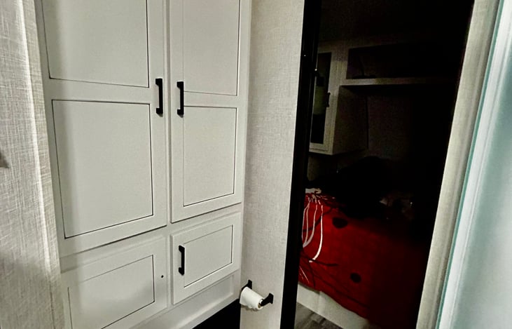 Linen/towels and toiletries storage