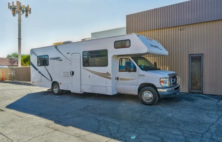 Built for adventure, this Thor Majestic 28A is a festival friendly, pet friendly RV rental that sleeps 6 and welcomes every traveler