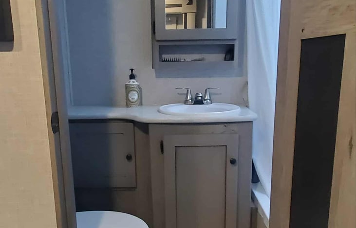 Plenty of room in the bathroom