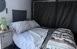 Under 5,000lbs, pet friendly, toy hauler sleeps 4