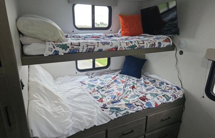 Bunk Room - Bunks with Dresser and TV