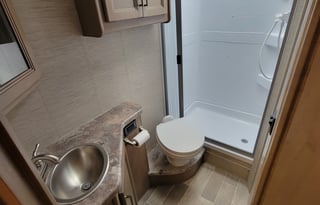 2022 Thor Motor Coach Quantum SE SE27 Ford