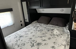 Bobo! 21 Cherokee Grey Wolf Toy Hauler