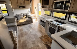 Modern Fifth Wheel – Your Home on the Road
