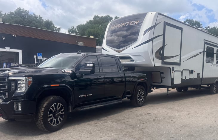 Luxury 40 foot 5th wheel RV with all modern camping, cooking and grilling supplies. We deliver, you stay and we take away for turn key stress free camping!
