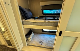 Holiday Rambler Luxury Coach /2 Full Baths & Bunks
