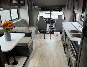 Coachmen RV Leprechaun Premier 319MB Ford 450