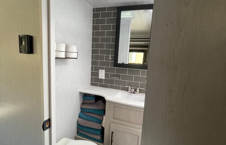 Beautiful spacious bathroom fully stocked with towels!