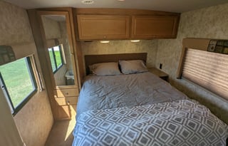Winnebago Vista - Fully Stocked and clean!