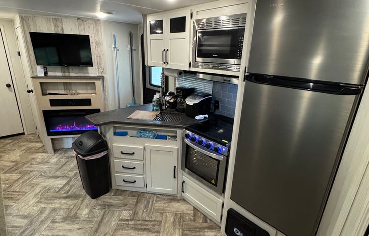 Kitchen, Fridge, Gas range and Oven. TV & electric fireplace. Bluetooth sound system.