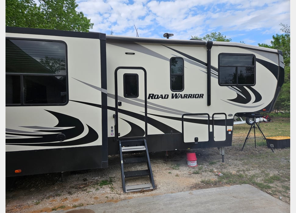 Toy Hauler rentals in Maize