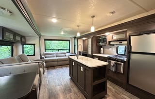 Spacious & Stylish Travel Trailer - Sleeps 5!