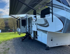 Grand Design Solitude 378MBS