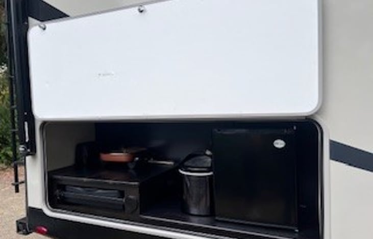 Outdoor kitchen