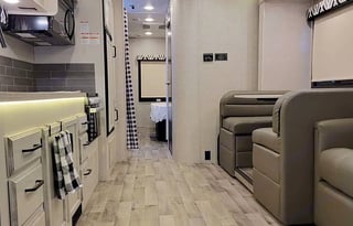 Roomy 2022 Jayco Greyhawk