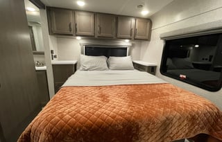 NEW Fully Equipped Quantum Bunkhouse With Solar!