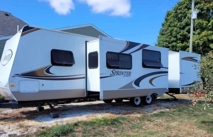 35 feet with 2 slide outs