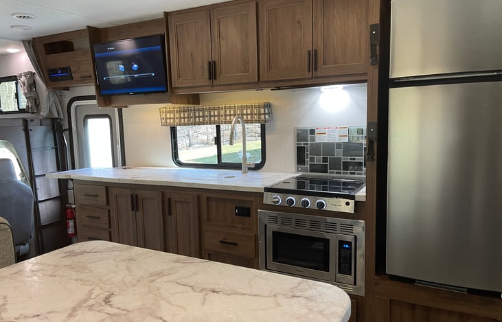 Propane cook top, and combo oven/microwave. Large fridge and freezer!