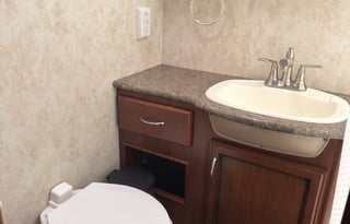 Spacious & Fully Equipped Class A RV – Sleeps 8