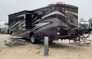 Winnebago Vista 35F (2 toilets / 1.5 bath)