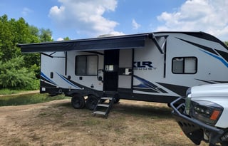 27 FT TOYHAULER WITH ELECTRIC FIREPLACE