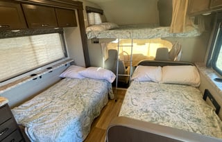 Comfy 2020 Thor 30’ Freedom Elite Bunkhouse