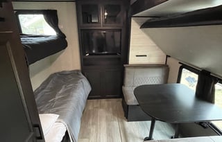 Large Bunkhouse w/King Bed & Outdoor Kitchen