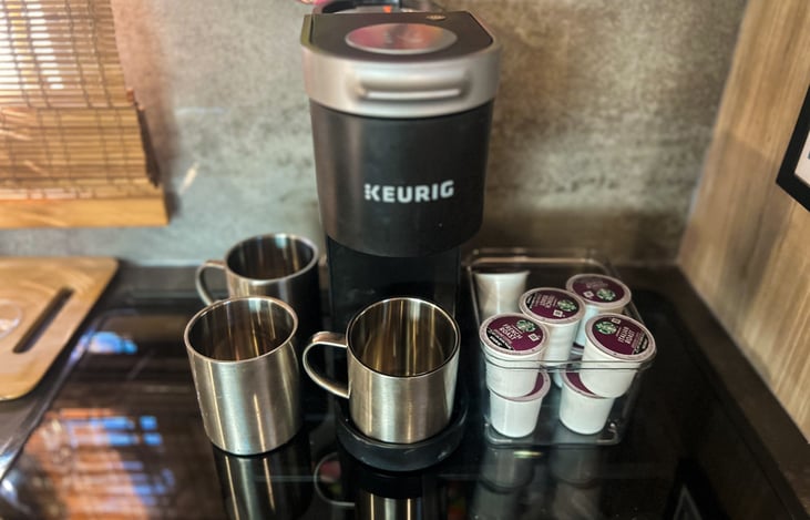 Keurig coffee pot and several pods included