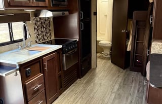 8 Person RV  With All The Features!
