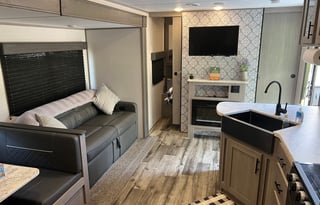 Spotless!  2022  RV Coleman Lantern Series 263BH