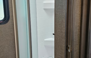 Beautiful 2021 Thor Palazzo 37.4 with all you need