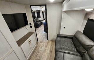 Pet Friendly Full Service Luxury 2 Bedroom RV