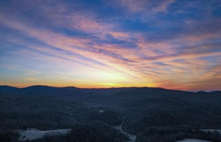 Pet Friendly Hilltop Camper Retreat + Jacuzzi/Deck