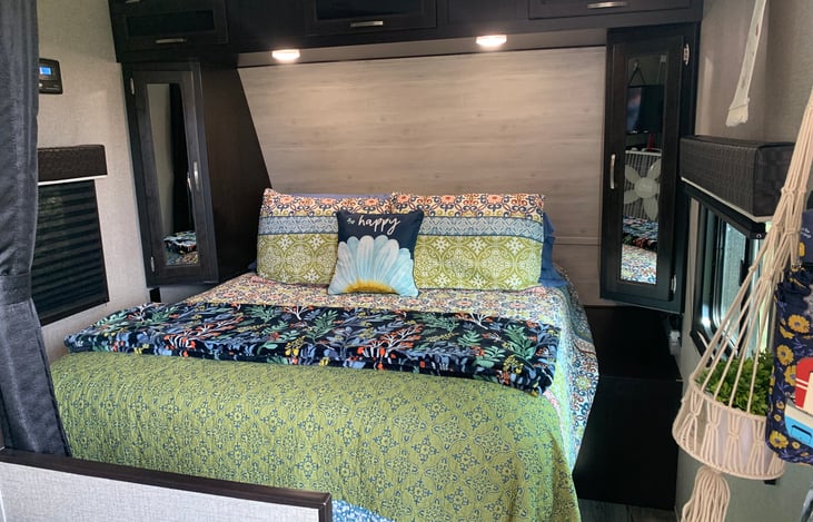 queen size bed (60x80) with upgraded mattress