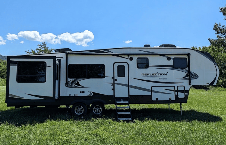 Spacious 2022 Grand Design Reflection 340RDS 5th wheel! Features a signature rear den with dual sofas, theater seating, fireplace, gourmet kitchen, king/queen bed, and 3 slides for ultimate luxury.