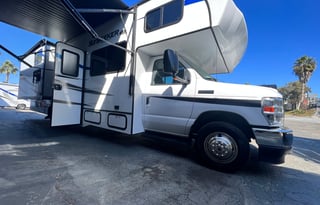 32*NEW 2023* Luxury SUNSEEKER 10 Sleeper w Bunks!