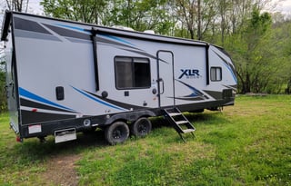 27 FT TOYHAULER WITH ELECTRIC FIREPLACE